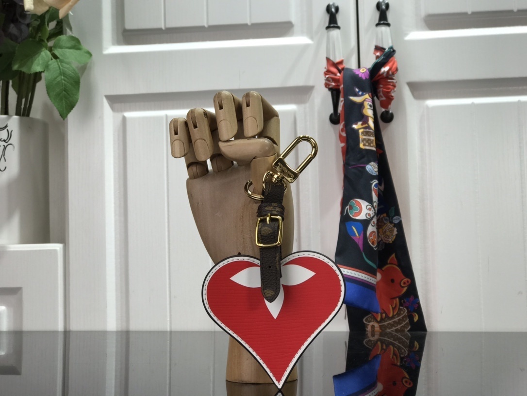LV GAME ON HEART BAG CHARM AND KEY HOLDER MP2911
