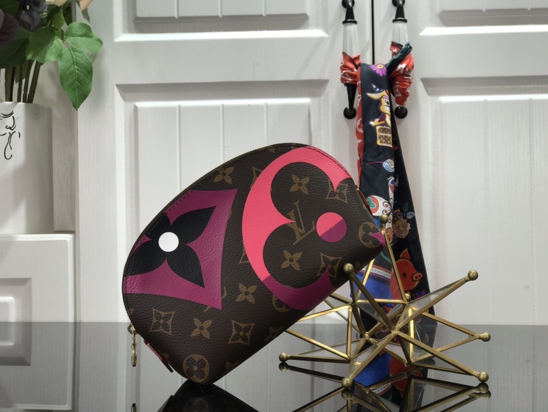 LV GAME ON POCHETTE COSMETIQUE M80283 