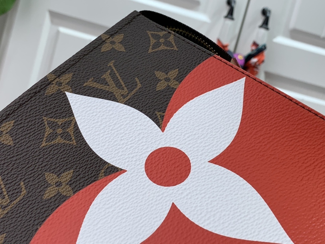 LV GAME ON TOILETRY POUCH 26 M80282