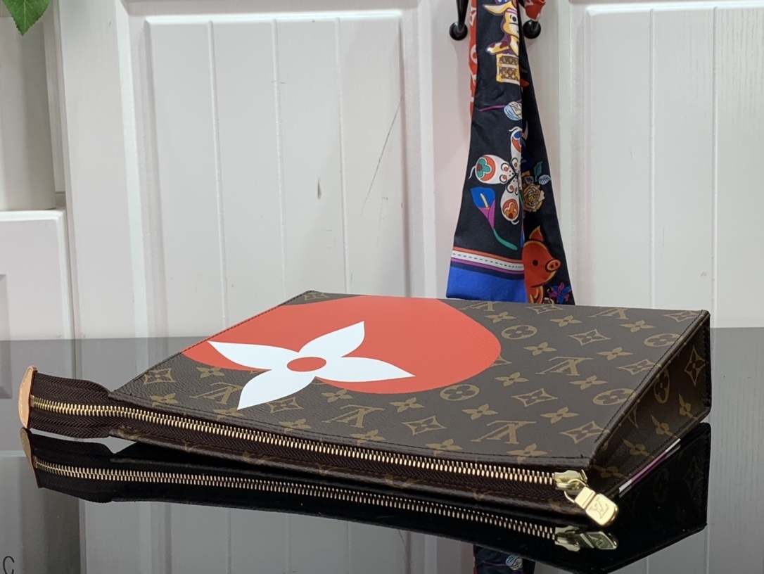 LV GAME ON TOILETRY POUCH 26 M80282