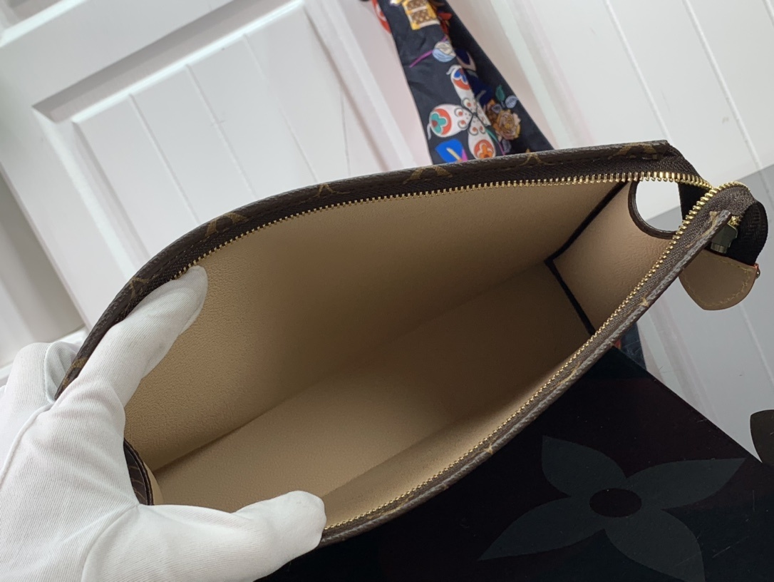 LV GAME ON TOILETRY POUCH 26 M80282