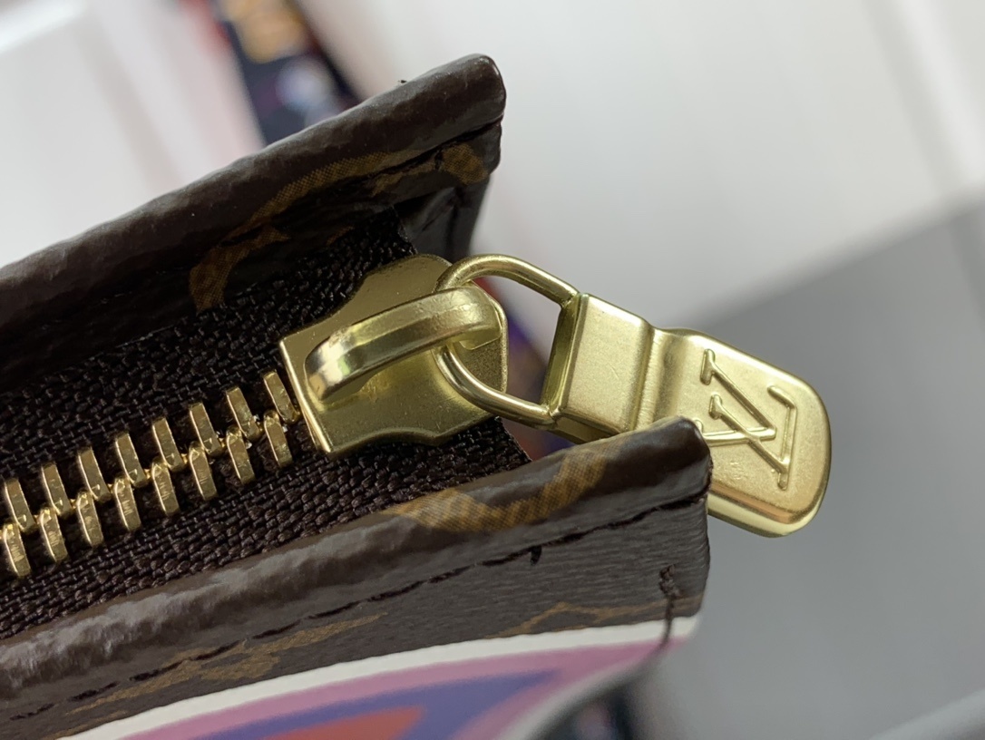 LV GAME ON TOILETRY POUCH 26 M80282