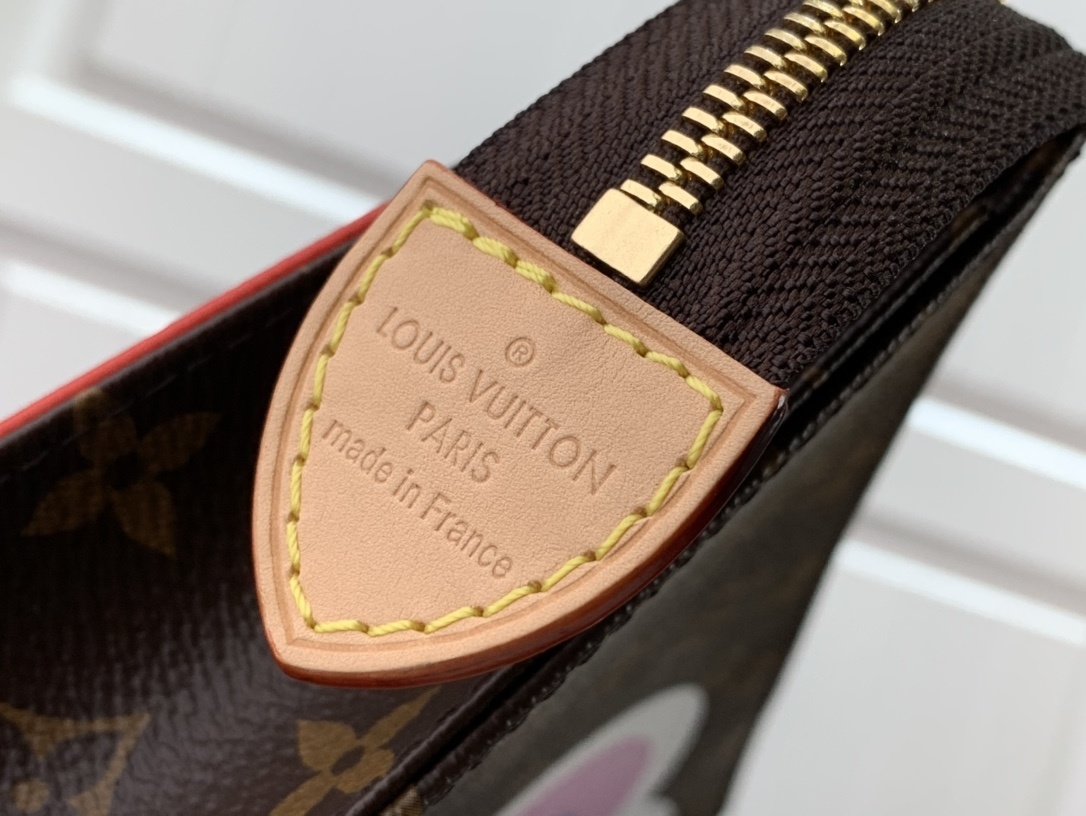 LV GAME ON TOILETRY POUCH 26 M80282