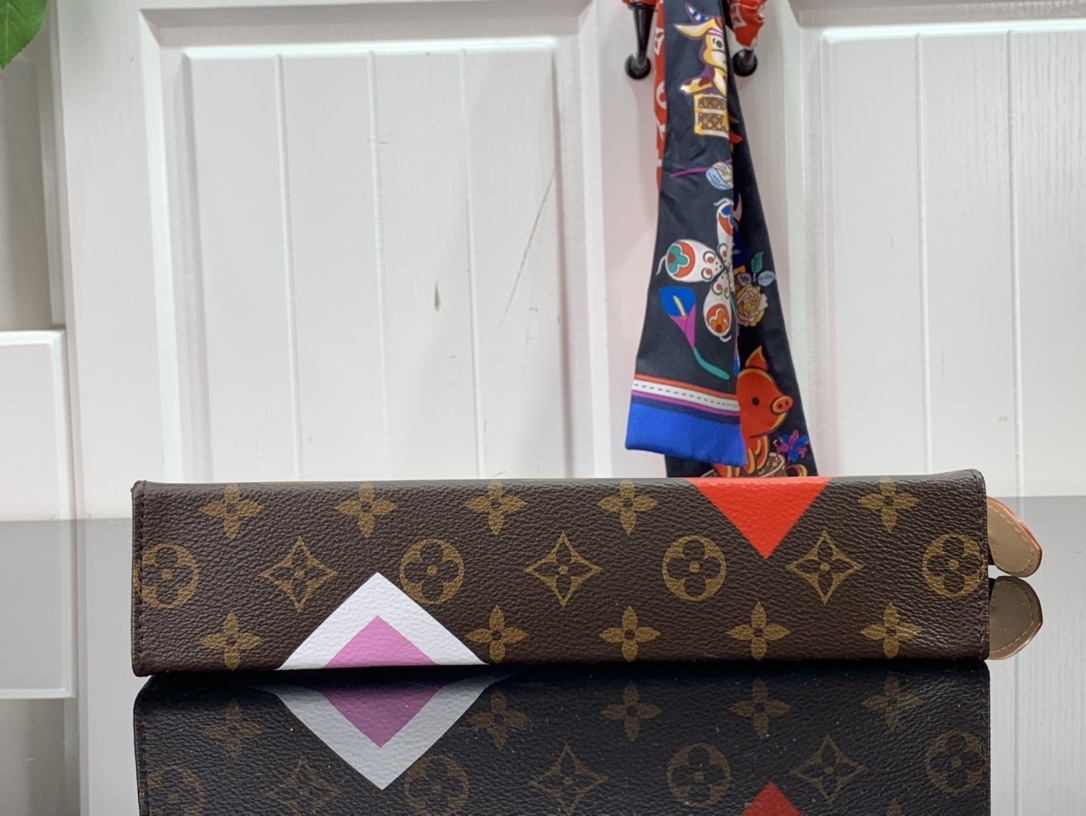 LV GAME ON TOILETRY POUCH 26 M80282