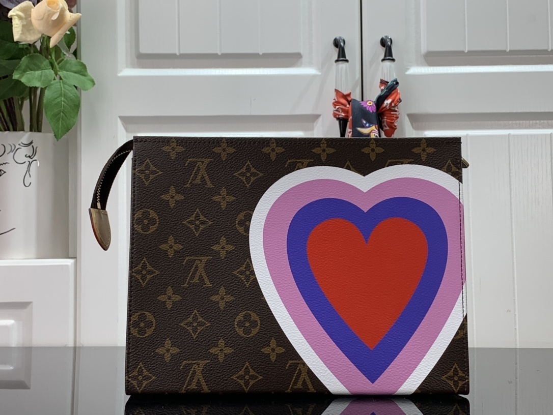 LV GAME ON TOILETRY POUCH 26 M80282