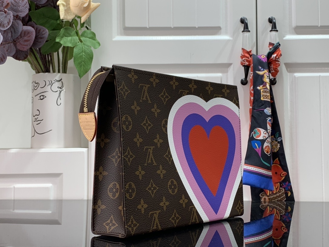 LV GAME ON TOILETRY POUCH 26 M80282