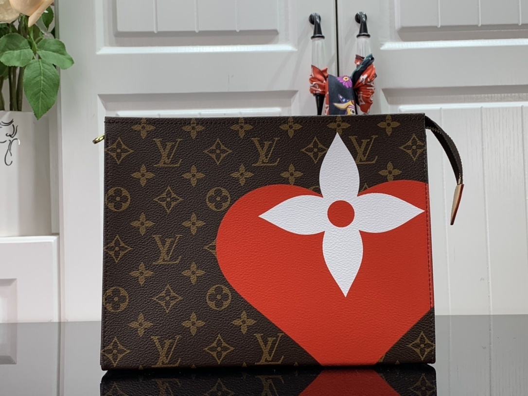 LV GAME ON TOILETRY POUCH 26 M80282