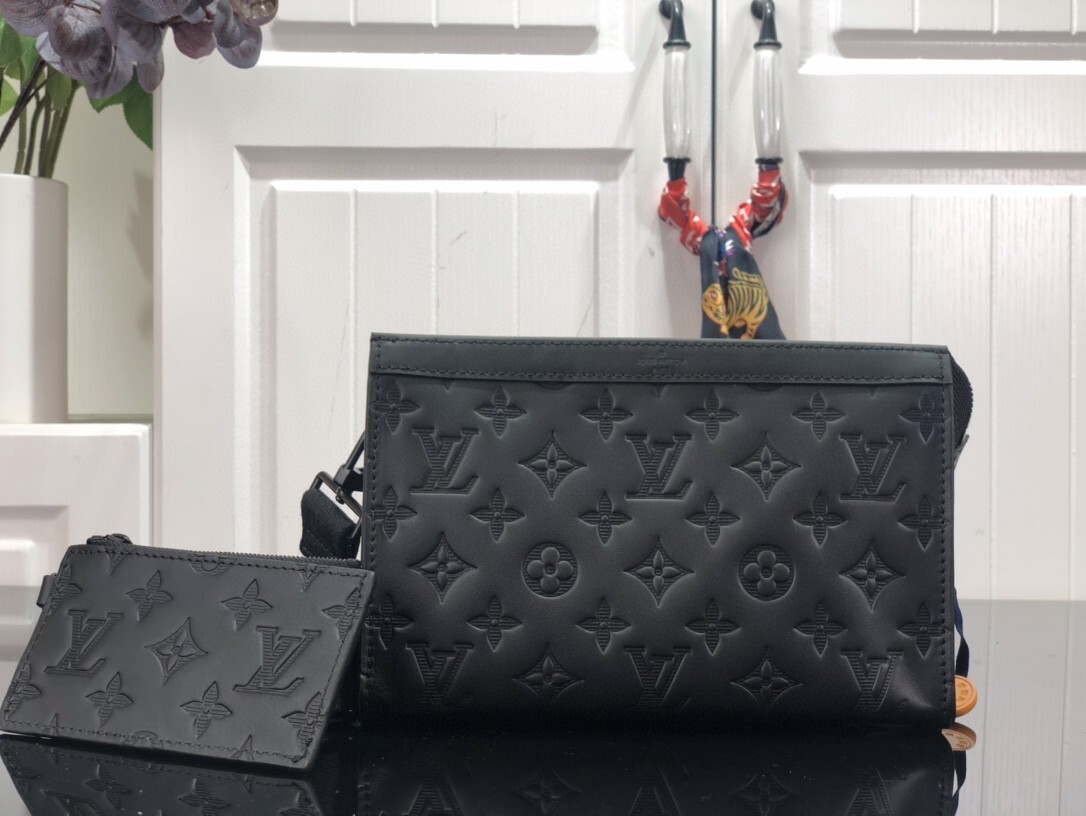 LV GASTON WEARABLE wallet M81115