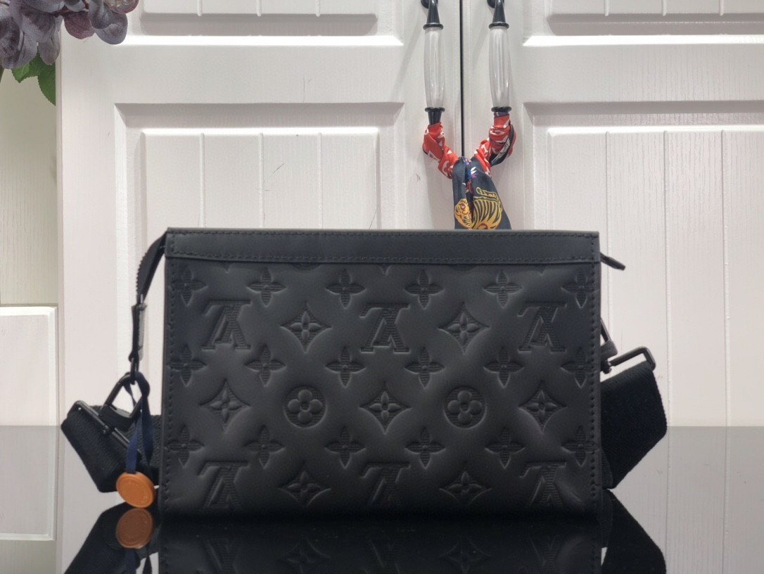 LV GASTON WEARABLE wallet M81115
