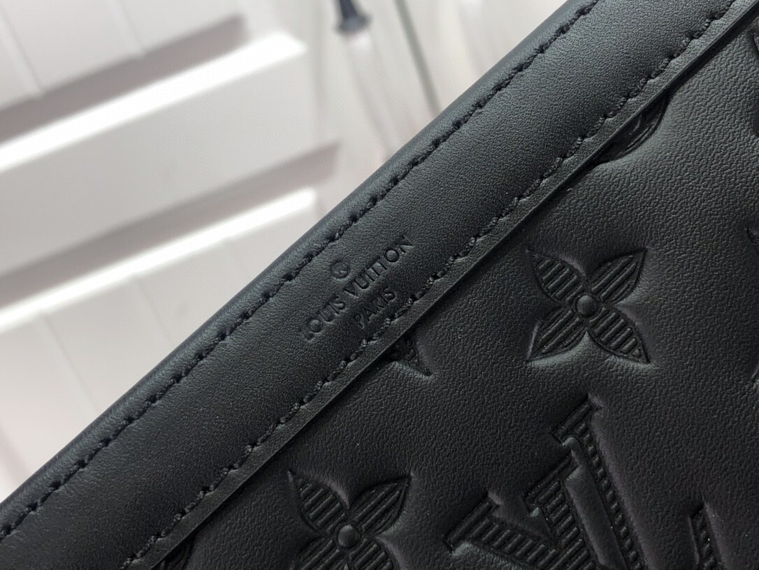 LV GASTON WEARABLE wallet M81115