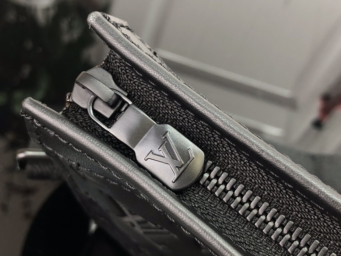 LV GASTON WEARABLE wallet M81115