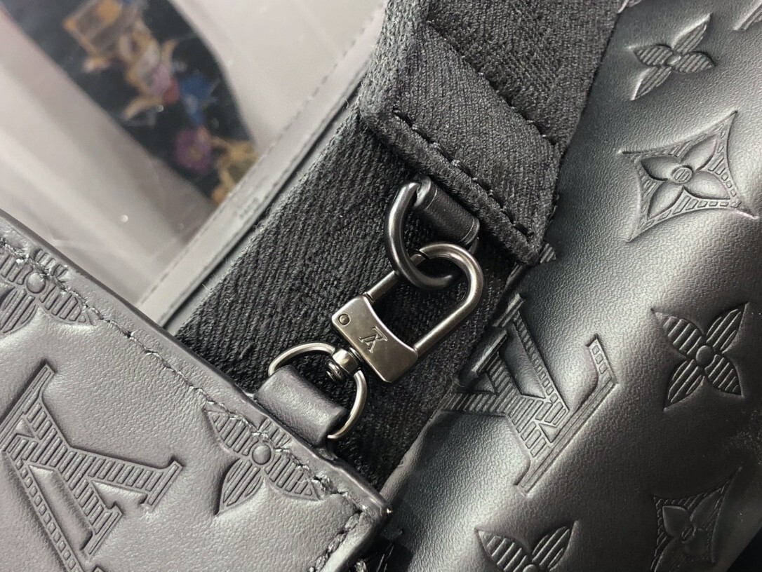 LV GASTON WEARABLE wallet M81115