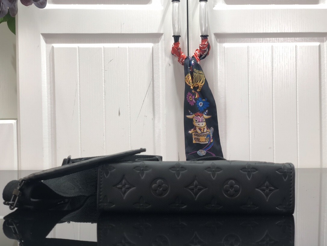 LV GASTON WEARABLE wallet M81115