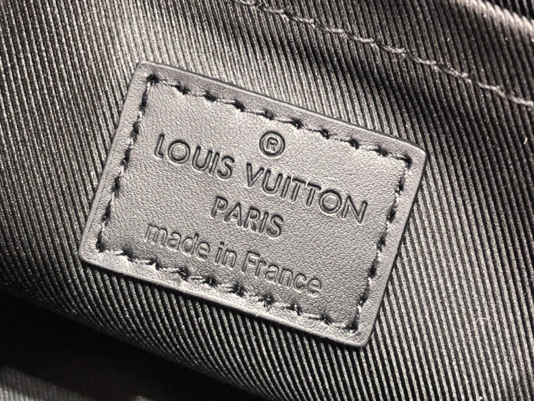 LV GASTON WEARABLE wallet M81115