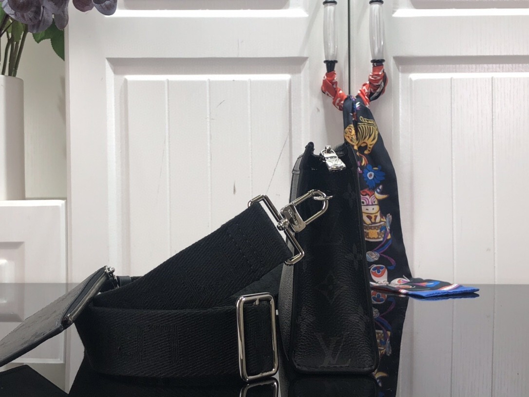 LV GASTON WEARABLE wallet M81124