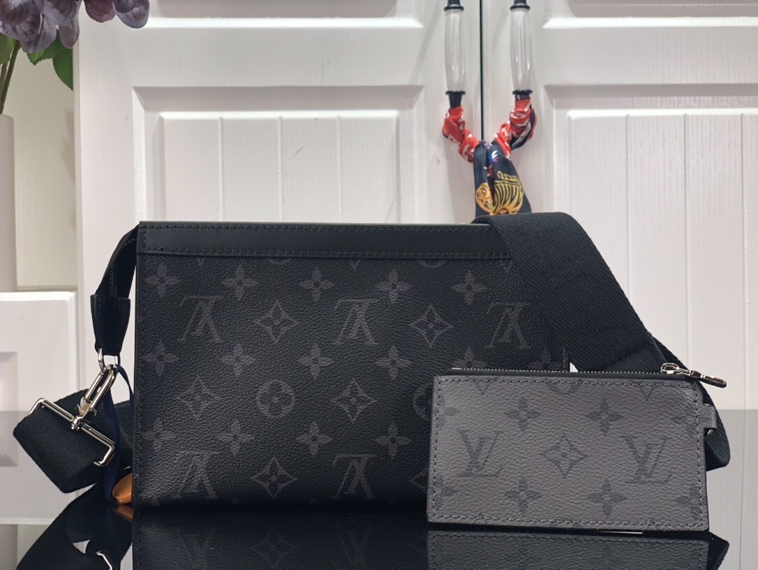 LV GASTON WEARABLE wallet M81124