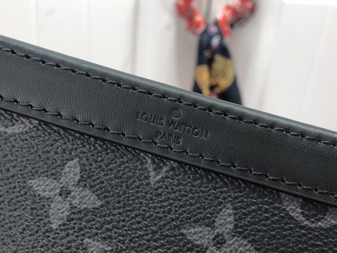 LV GASTON WEARABLE wallet M81124