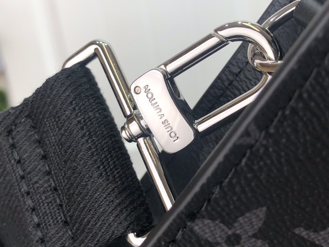 LV GASTON WEARABLE wallet M81124