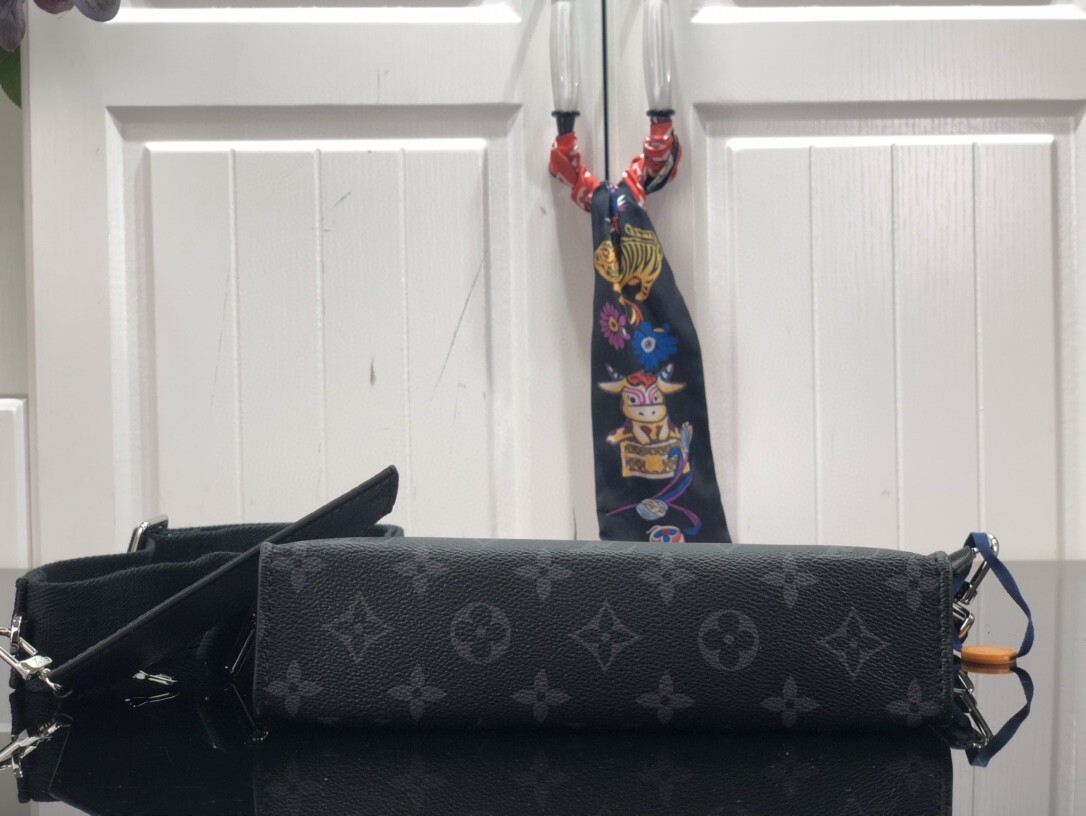 LV GASTON WEARABLE wallet M81124