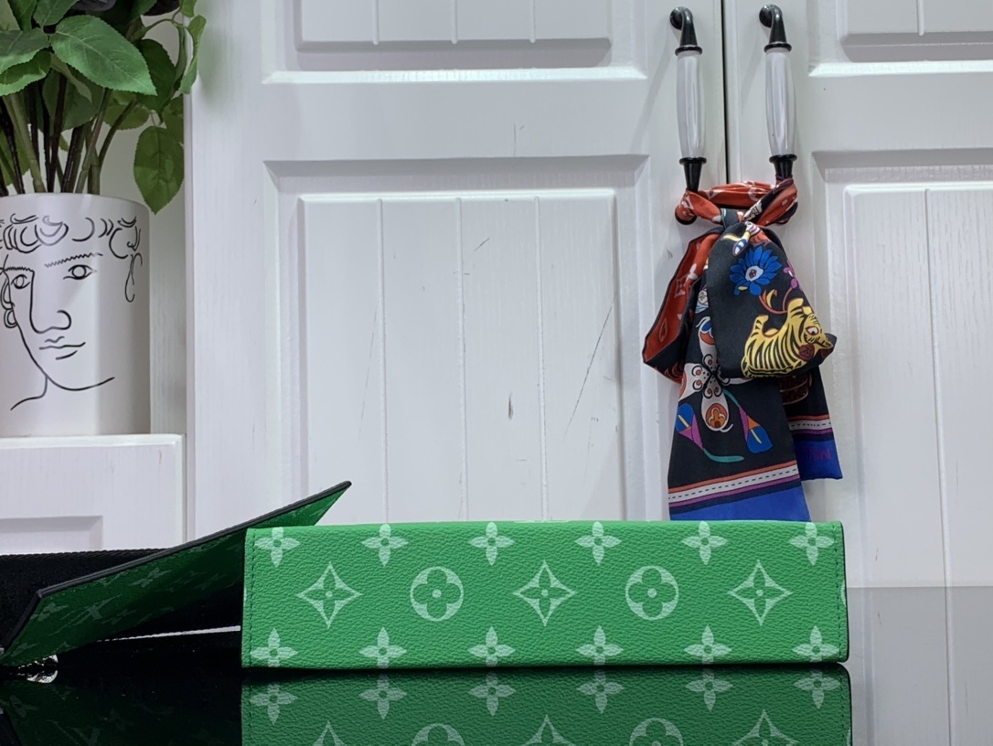 LV Gaston Wearable wallet M83099 