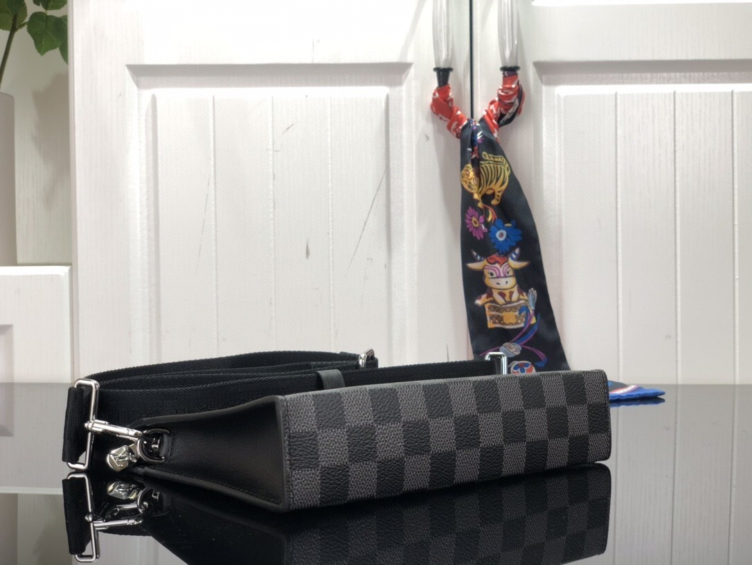 LV GASTON WEARABLE wallet N64608