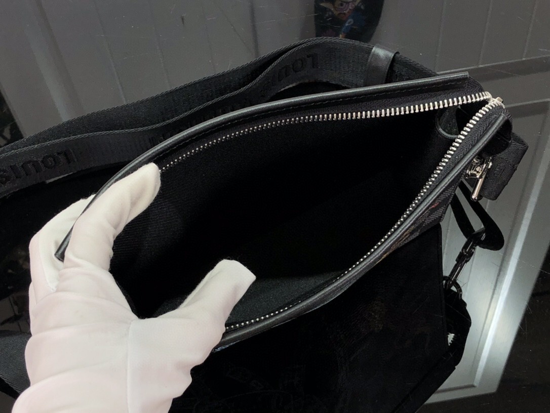 LV GASTON WEARABLE wallet N64608