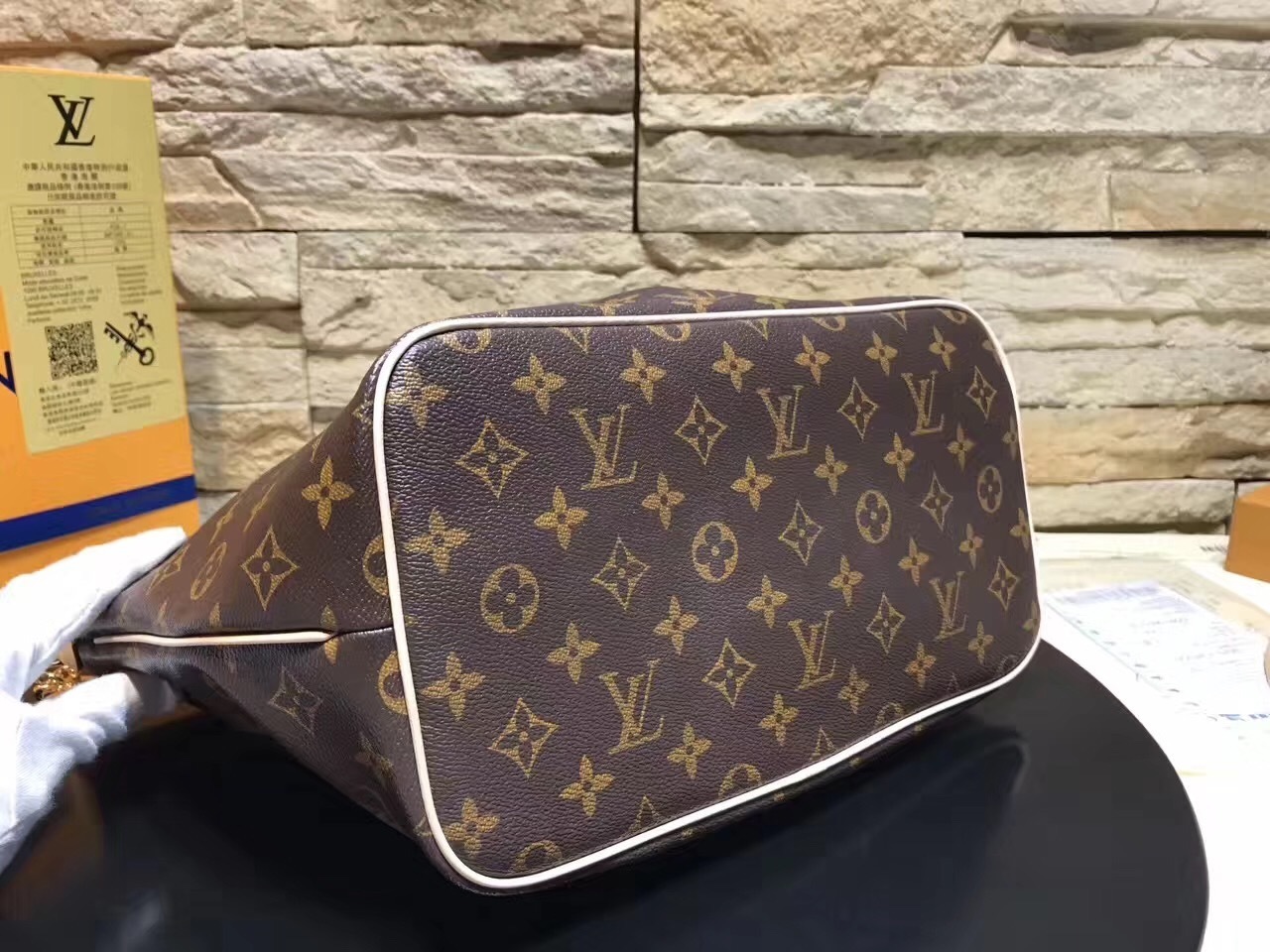 LV Hand bag M40145