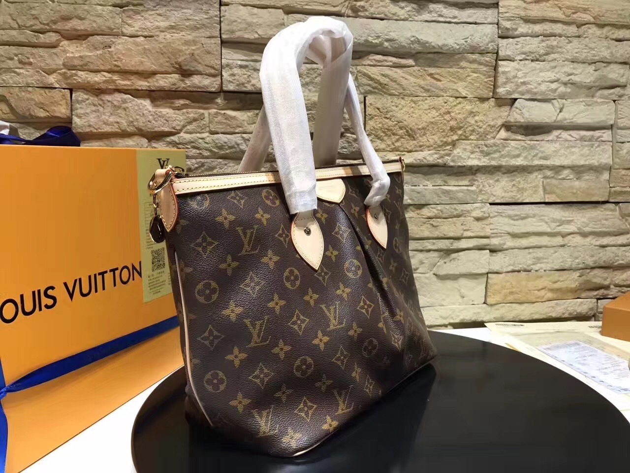 LV Hand bag M40145
