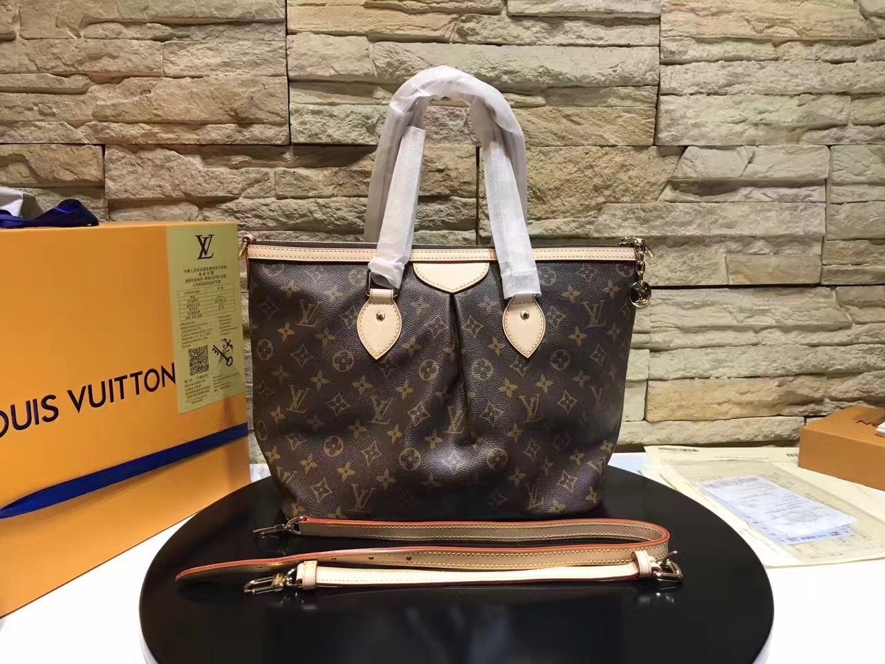 LV Hand bag M40145