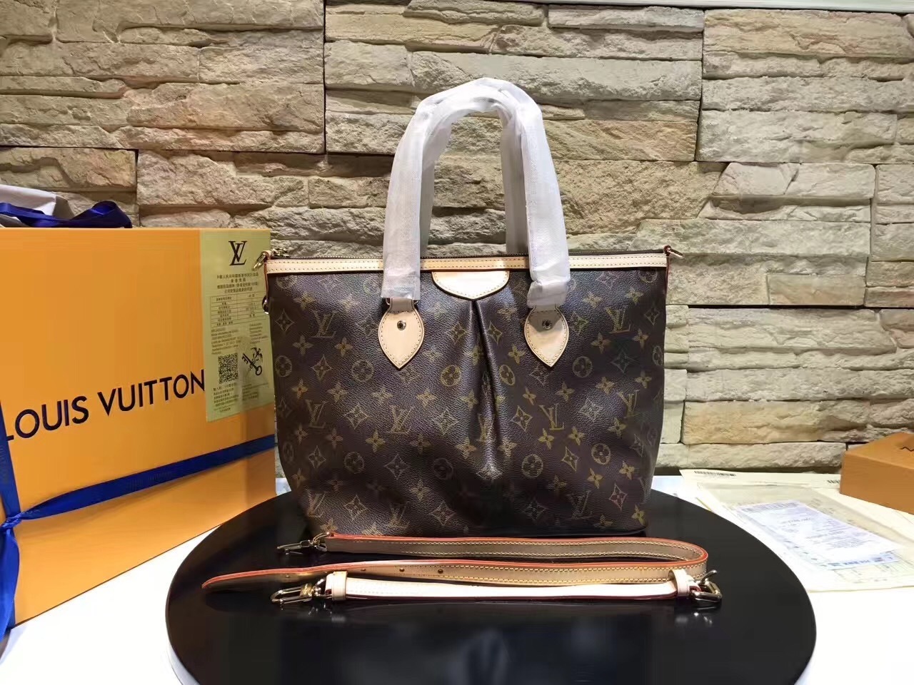 LV Hand bag M40145
