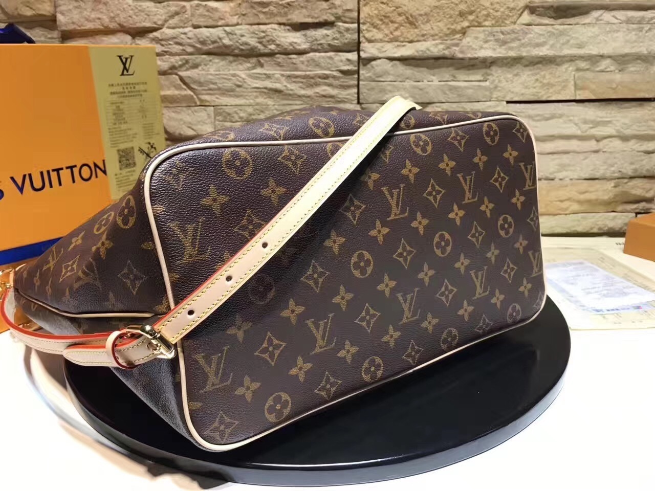 LV Hand bag M40146