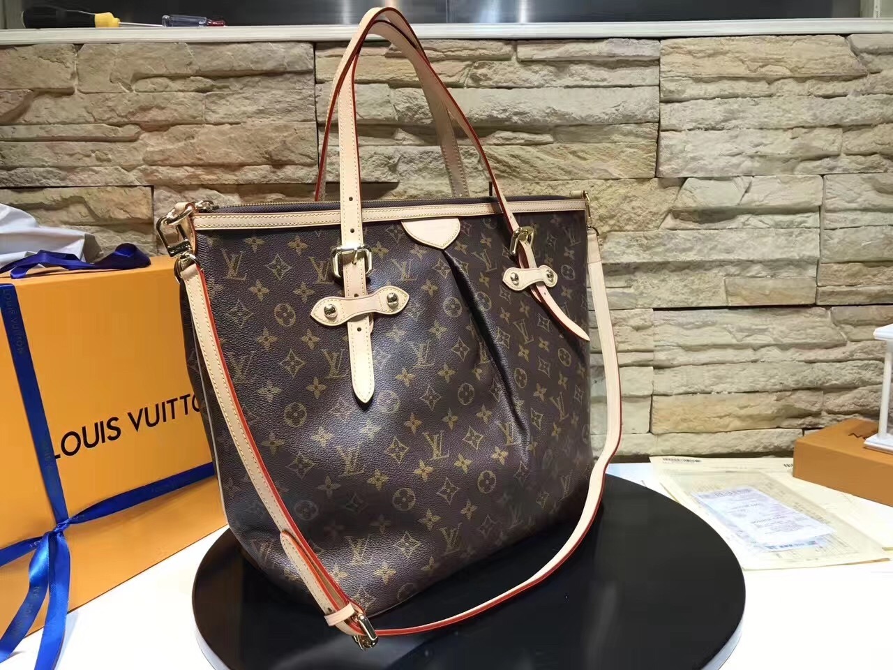 LV Hand bag M40146