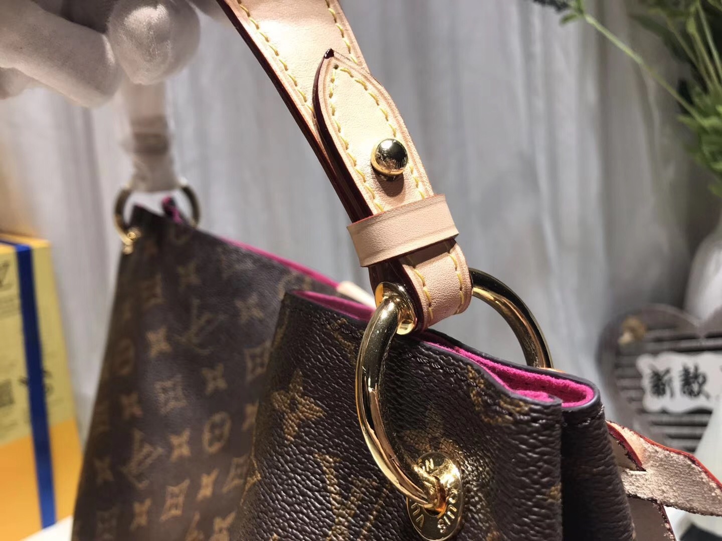 LV Hand bag M43703