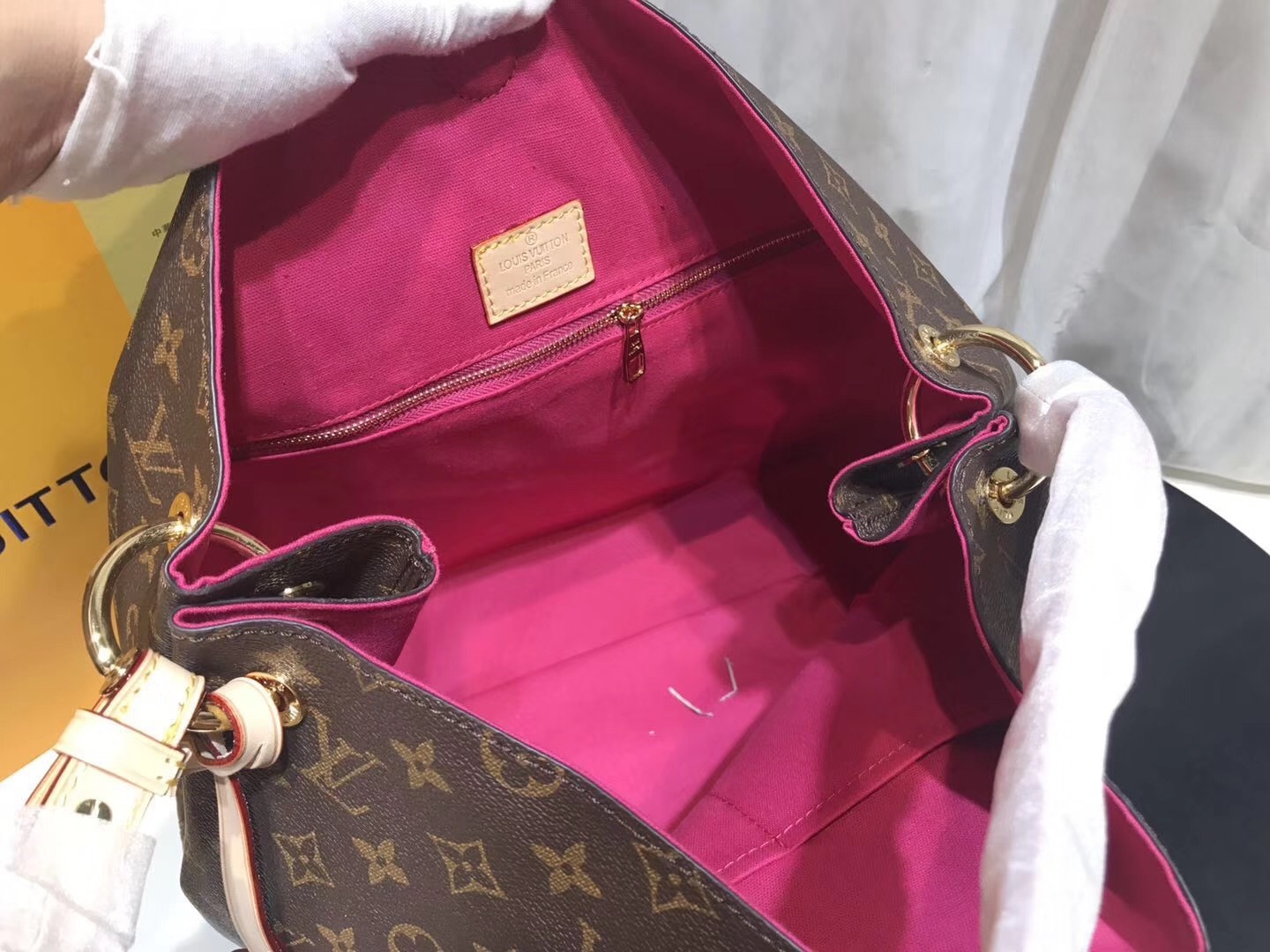 LV Hand bag M43703