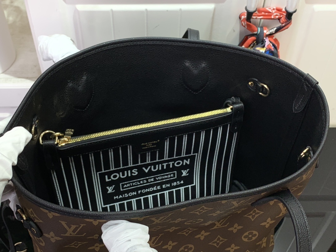 LV Handbag m12061 