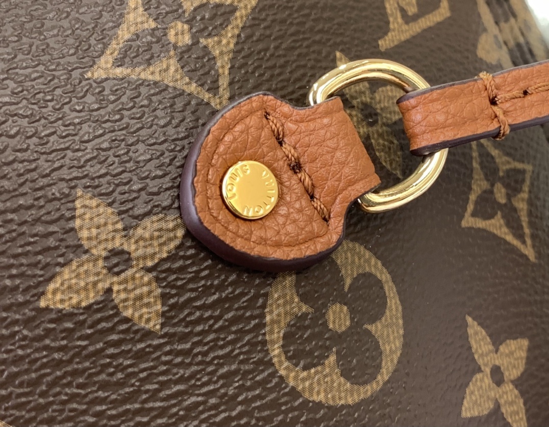 LV Handbag m12061 