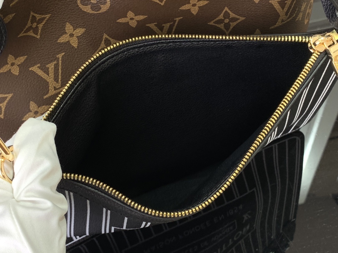 LV Handbag m12061 