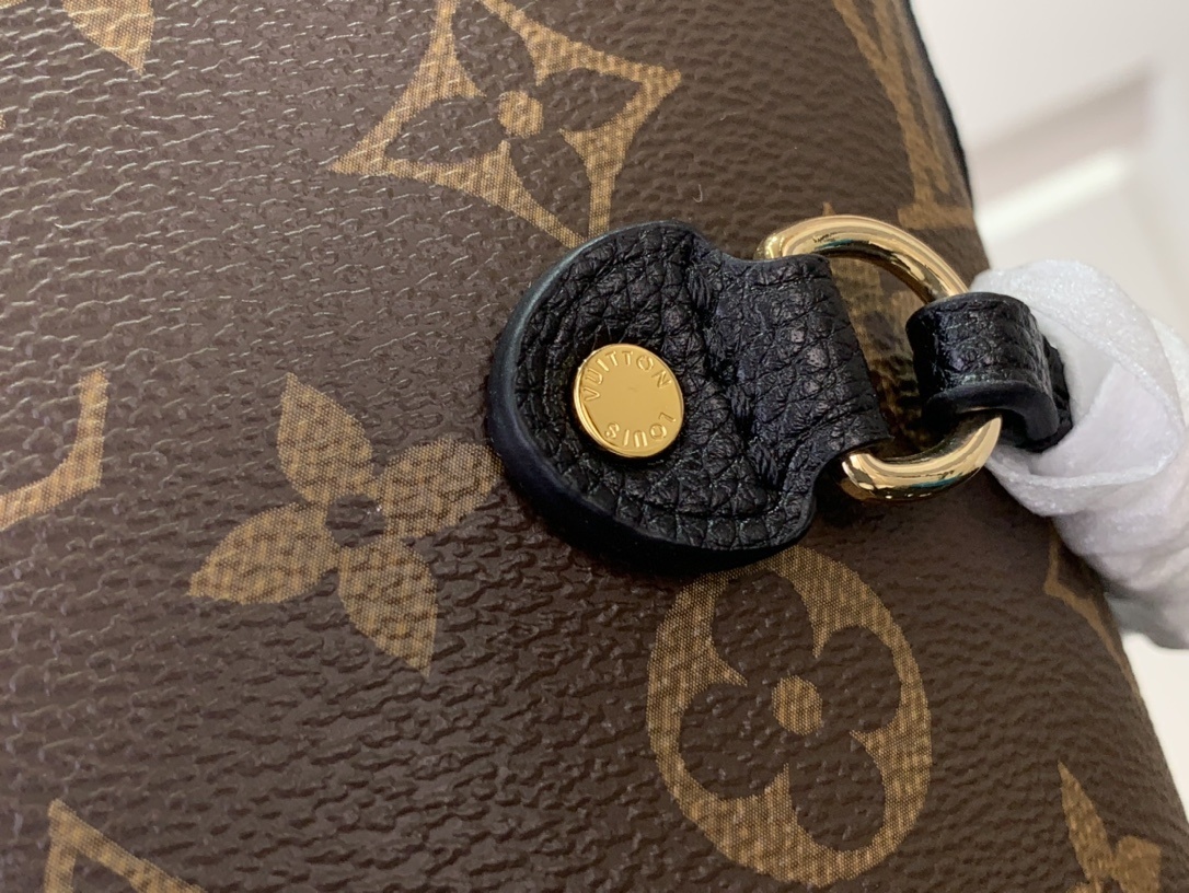 LV Handbag m12061 