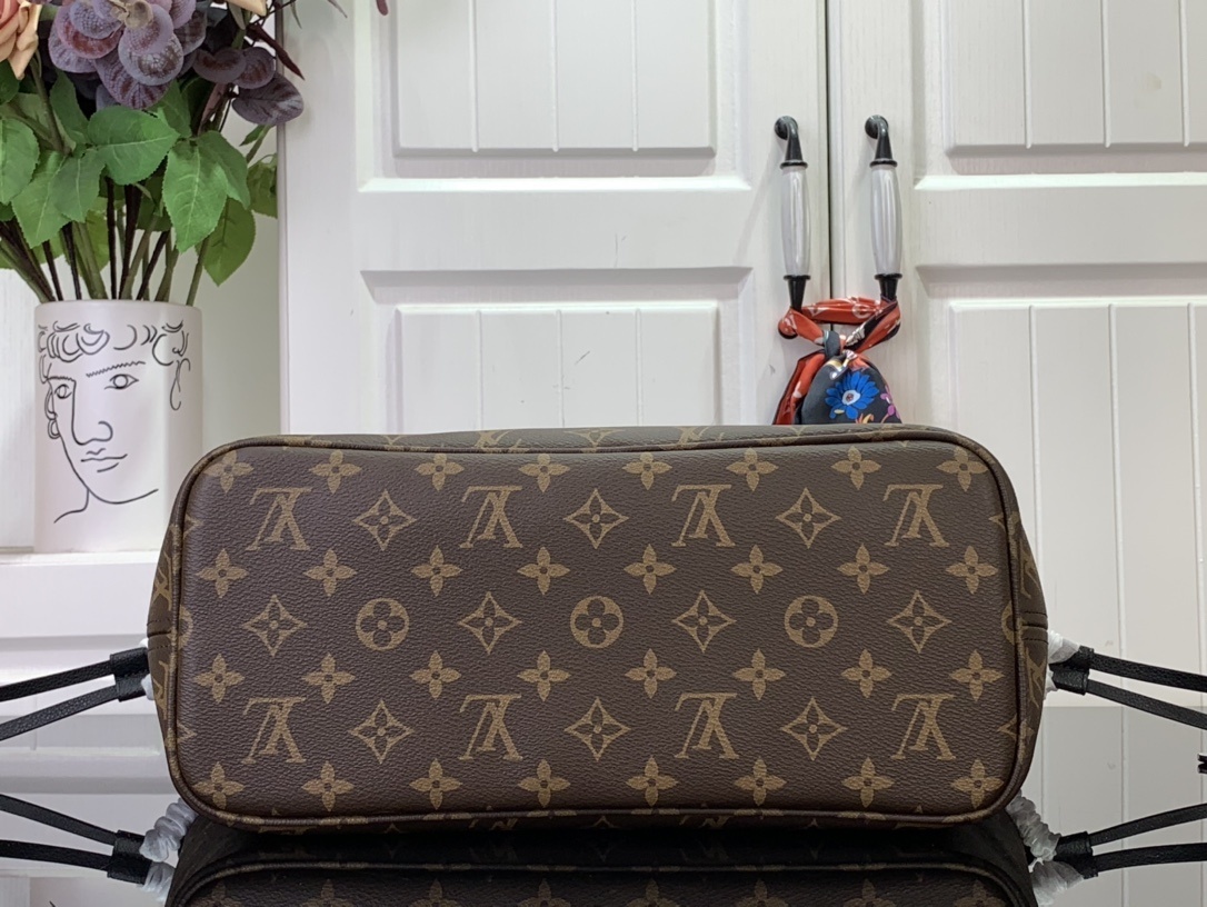 LV Handbag m12061 