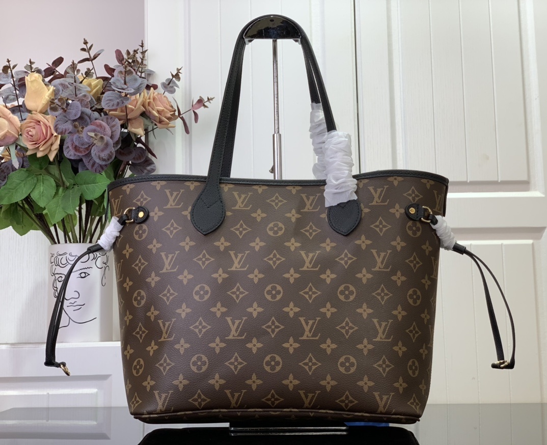 LV Handbag m12061 