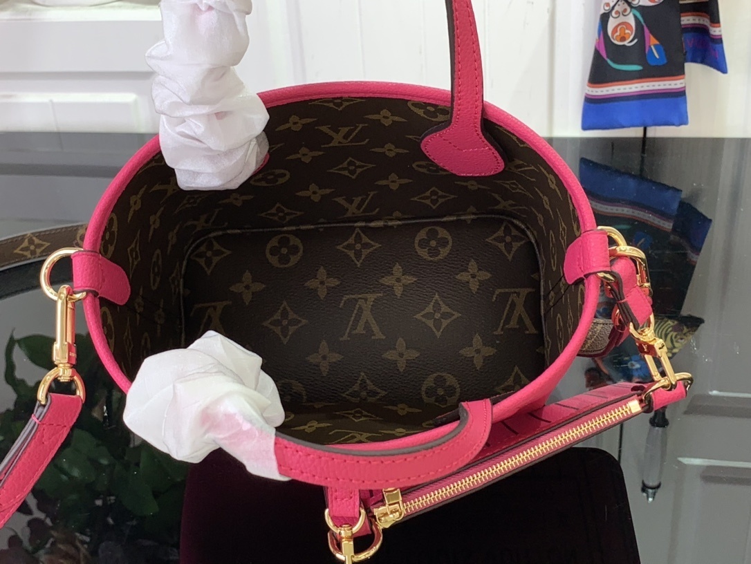 LV Handbag m12099