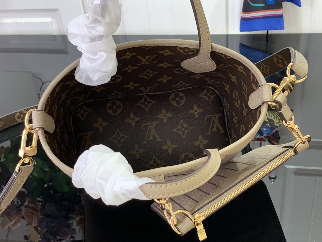 LV Handbag m12099
