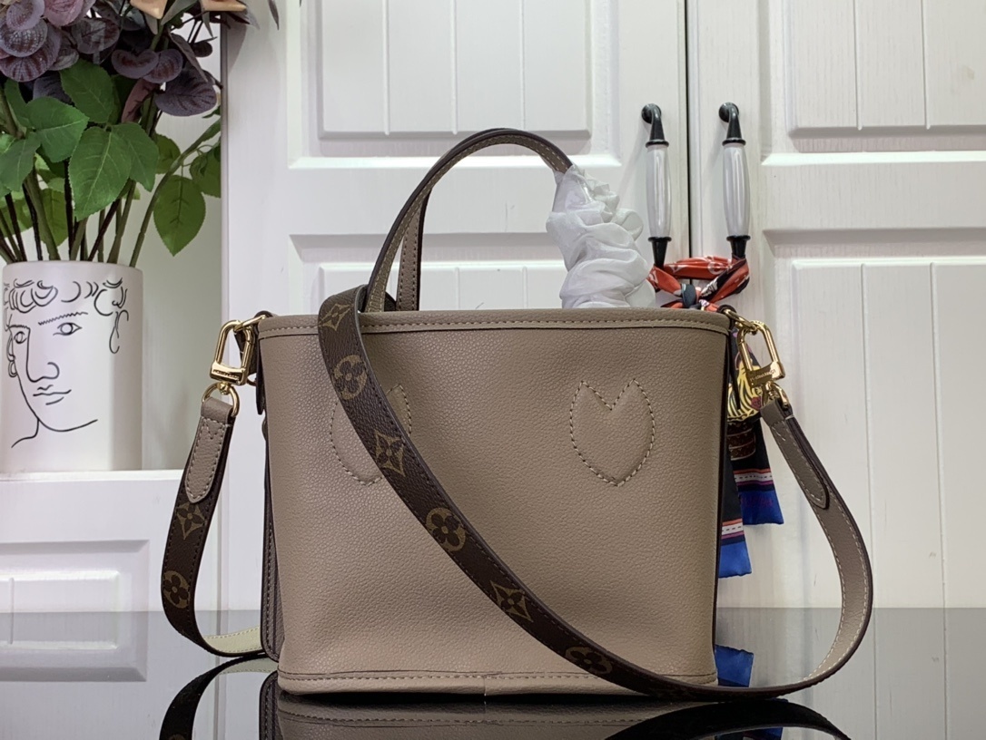 LV Handbag m12099