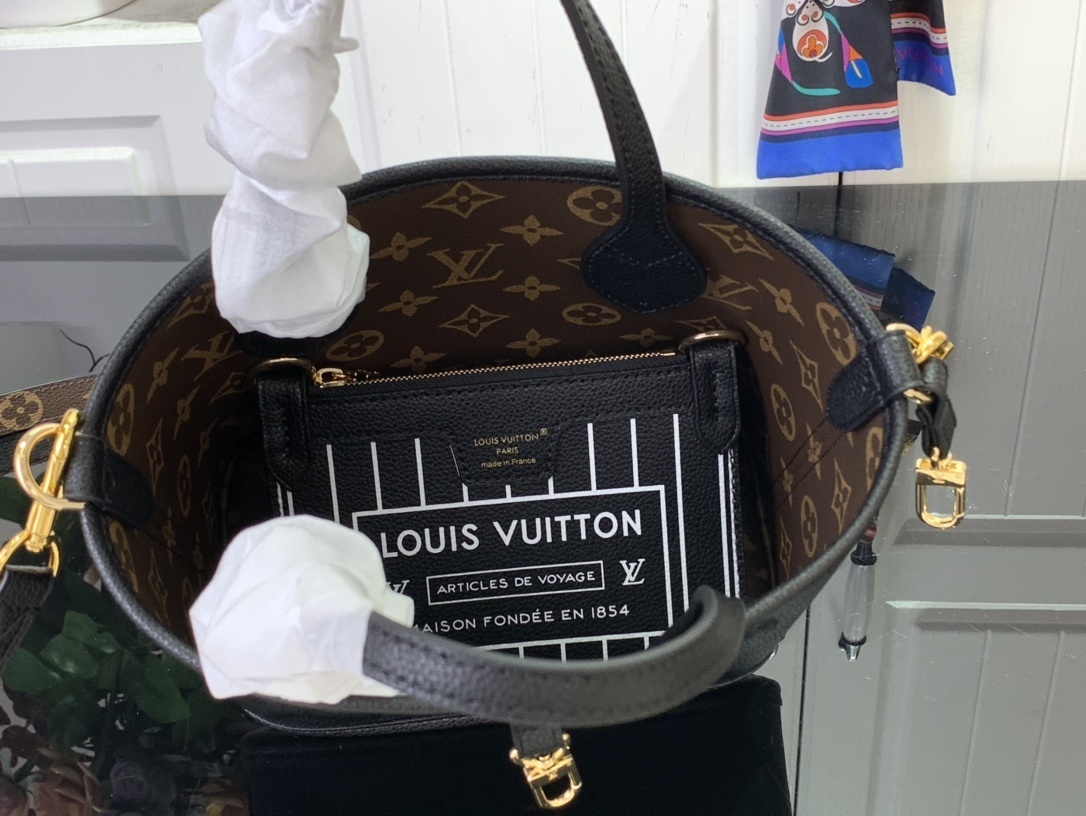 LV Handbag m12099
