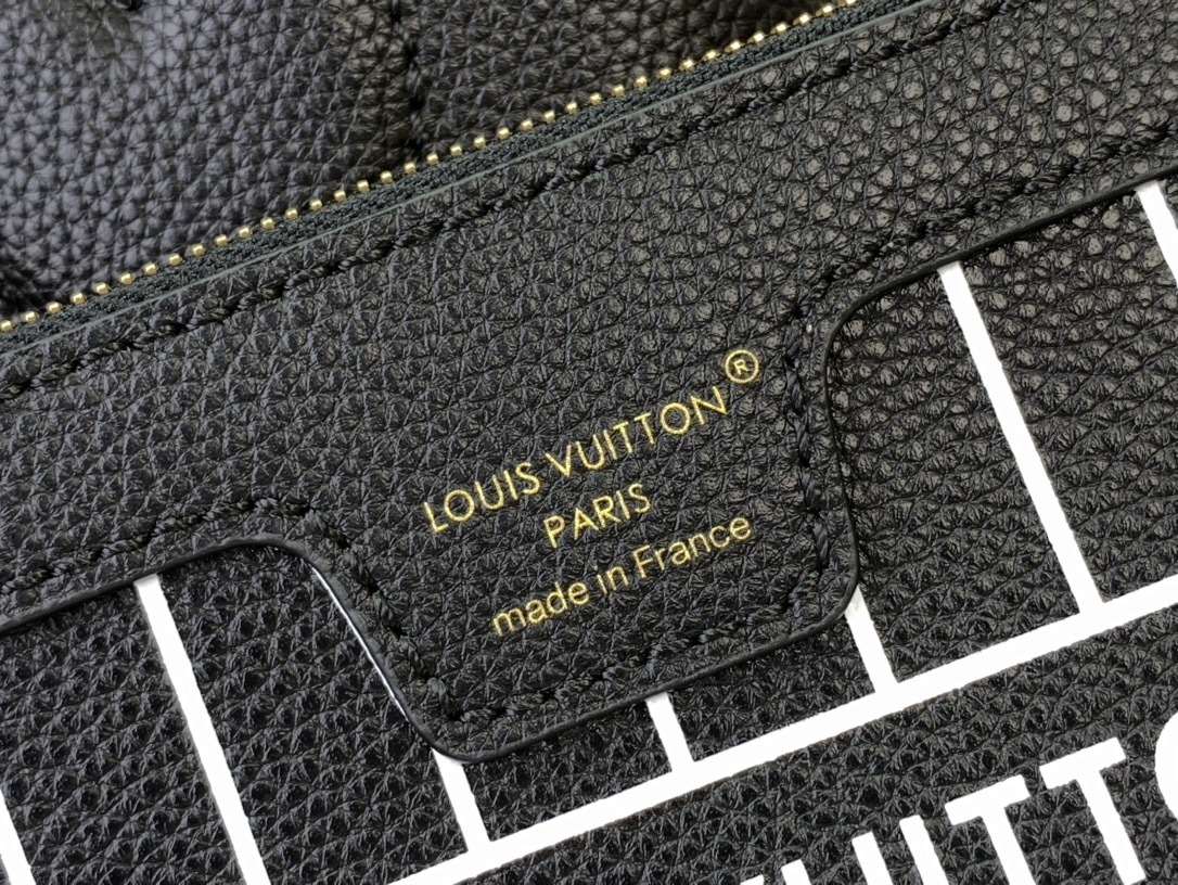LV Handbag m12099