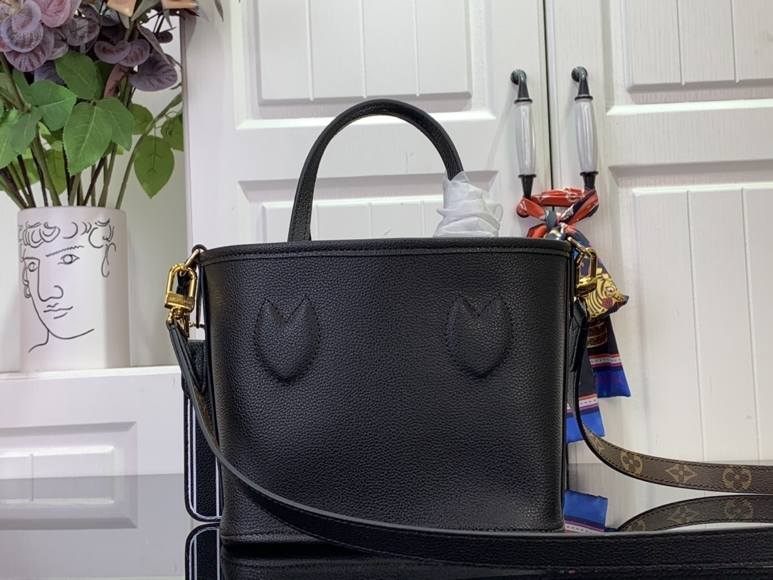 LV Handbag m12099