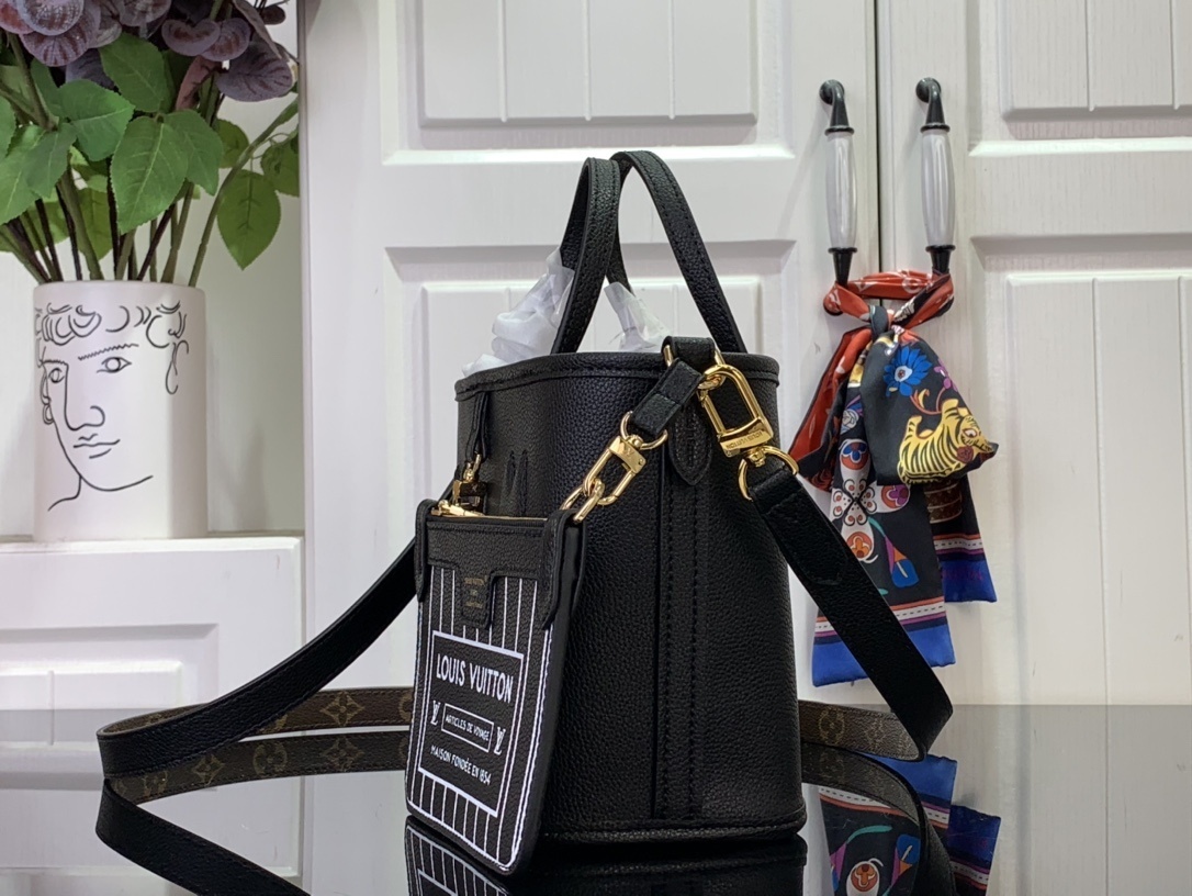LV Handbag m12099