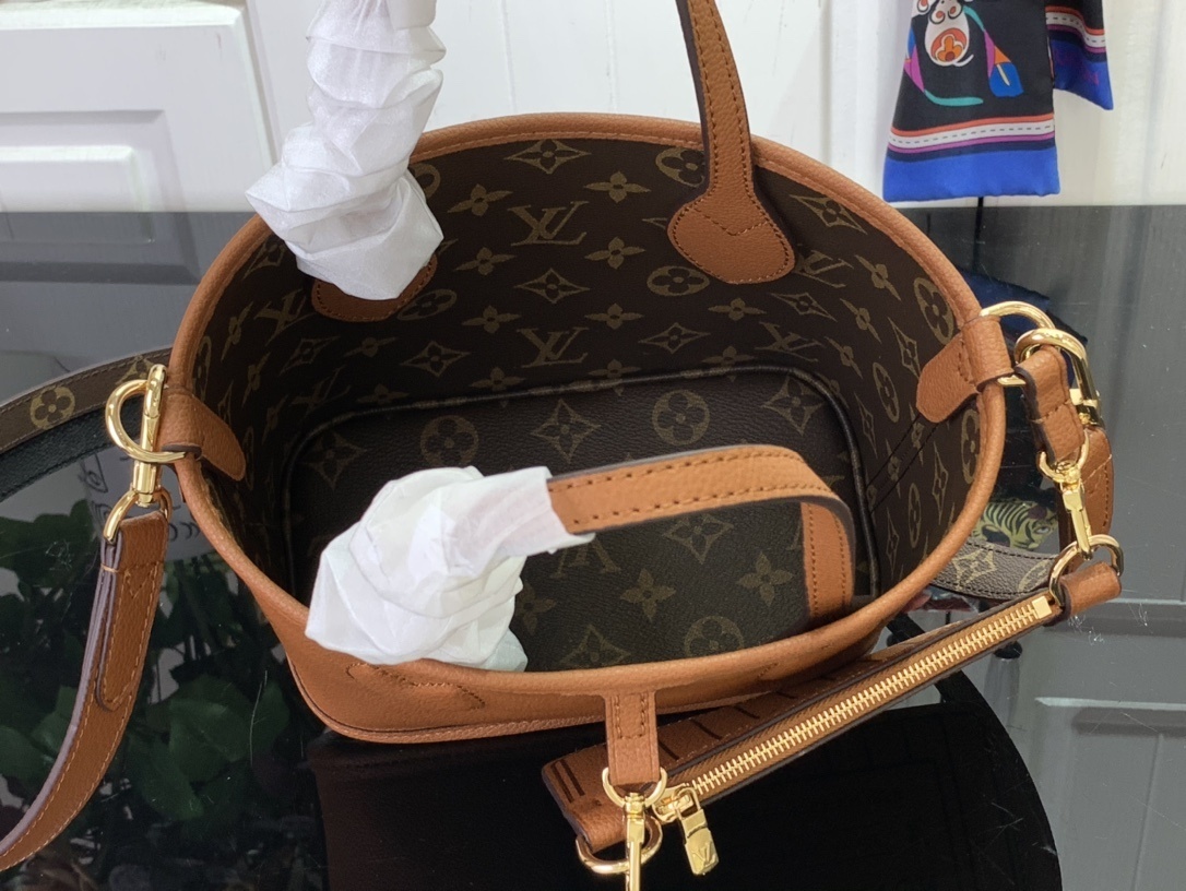 LV Handbag m12099