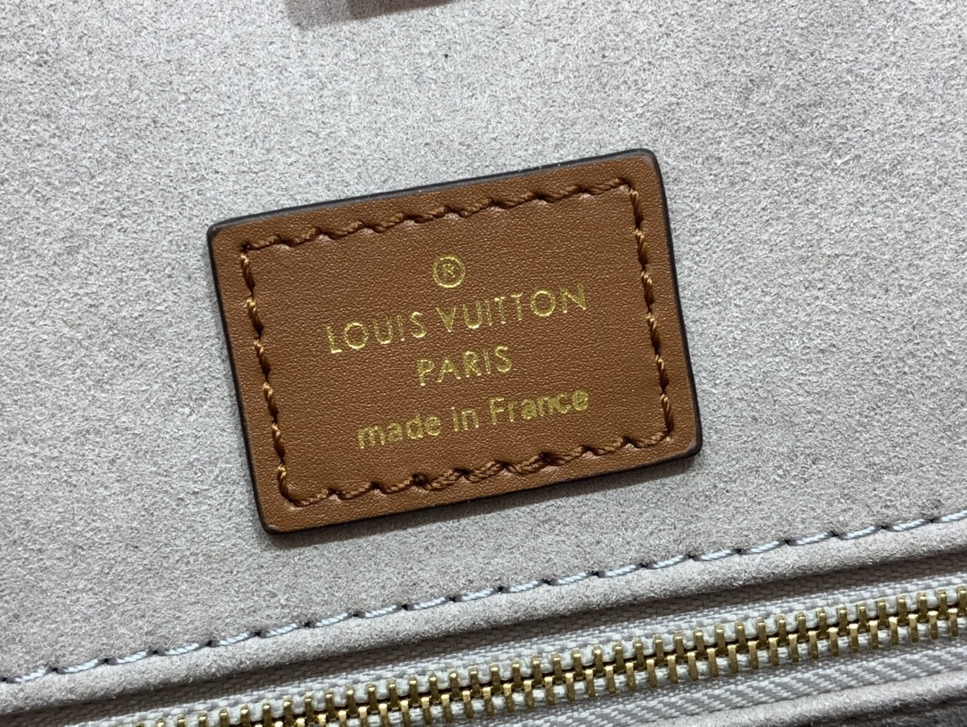 LV Handbag M21233