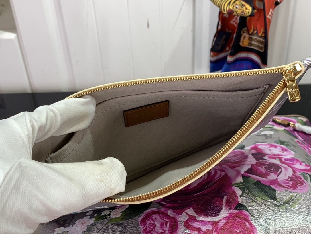 LV Handbag m21352